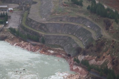 Baraj Suları Yolu Yıktı, Bir Araç İçindeki Silahla Kayboldu