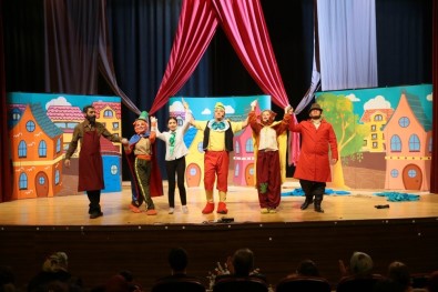 Çocuklara 'Pinokyo Macerası' Tiyatro Oyunu