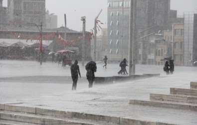 İstanbul İçin Şiddetli Yağış Ve Fırtına Uyarısı