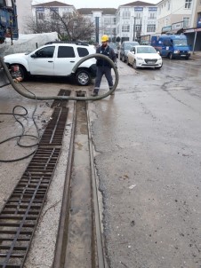 Kaynarca'da SASKİ Ekipleri Mazgalları Temizledi