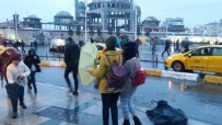 TAKSIM - Taksim'de Yağmur Ve Rüzgar Vatandaşlar Zor Anlar Yaşattı