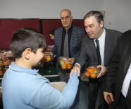 FECRİ FİKRET ÇELİK - Bucalı Çocuklara Meyve Dağıtıldı