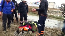 KOCATEPE ÜNIVERSITESI - Dere Yatağındaki Çamura Saplanan Üniversite Öğrencisi Kurtarıldı