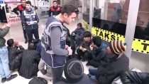 ŞEHİRLERARASI OTOBÜS - Erzincan'da 22 Düzensiz Göçmen Yakalandı