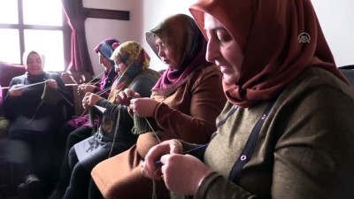 Kadınlar Askerler İçin Boyunluk Ördü