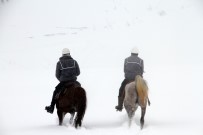 KAR FIRTINASI - Kar Ve Tipinin Kapattığı Yolları Atla Aştılar