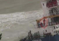 KARGO GEMİSİ - Karaya Oturan Gemiden 11 Mürettebat Kurtarıldı