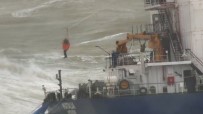 KARGO GEMİSİ - Karaya Oturan Geminin Mürettebatı Kurtarılıyor