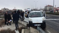 YOLCU OTOBÜSÜ - Kazada Şoka Giren Hamile Kadın İçin Ambulans Çağırmadan Geldi