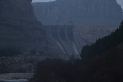 Kırılan Baraj Kapağının Yenisi Tamamen Takıldı
