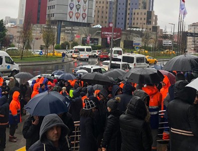 Maaşlarını alamayan işçiler CHP'li belediyenin önünde eylem yaptılar