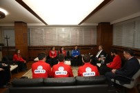 OKÇULUK KULÜBÜ - Şampiyon Okçular Başkan Mustafa Çelik'i Ziyaret Etti