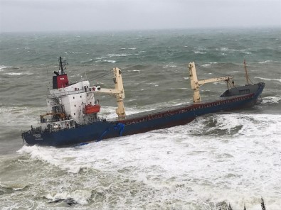 Şile'de şiddetli fırtına! Gemi karaya oturdu