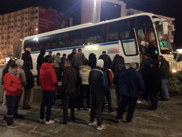 Servis otobüsü yayaların arasına daldı