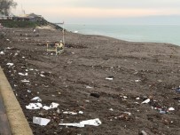 BATı KARADENIZ - Dev Dalgalar Kumsalları Çöplüğe Çevirdi