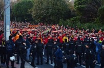 DERBİ MAÇI - Galatasaray Taraftarı Vodafone Park'a Ulaştı