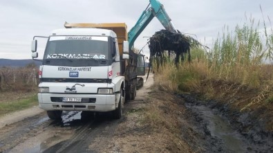 Gölmarmara'da 2 Kilometrelik Dere Temizlik Çalışması Başladı