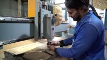 DUMLUPıNAR ÜNIVERSITESI - Önce Makinesini Sonra 'Ahşap Lavabo'ları Üretti