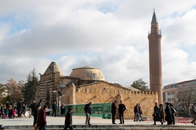 UNESCO Dünya Mirası Geçici Listesi'ne Giren Tarihi Medresenin Kubbesi Çürüyor