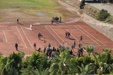 Vatandaşlar 5 Yıldızlı Otelin Tesislerini Yıktı