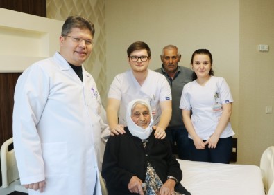 100 Yaşındaki Hasta Ameliyatla Sağlığına Kavuştu