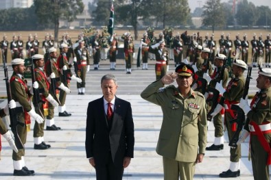 Bakan Akar Pakistan'da