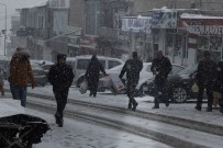 GÜNEŞLİ HAVA - Başkale'de Yoğun Kar Yağışı