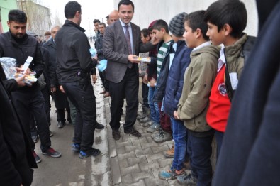 Kaymakam Uzan'dan Diş Macunu Ve Fırça Dağıtımı