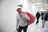 NOEL BABA - Noel Baba Kılığına Giren Obama Çocuklara Hediye Dağıttı