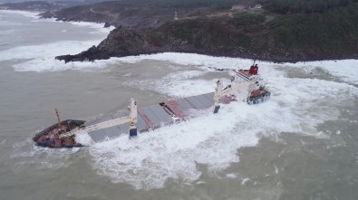 (Özel) Şile'de Karaya Oturan Gemi Dev Dalgalarla Boğuşuyor