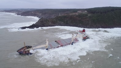 Şile'de Karaya Oturan Gemi Dev Dalgalarla Boğuşuyor