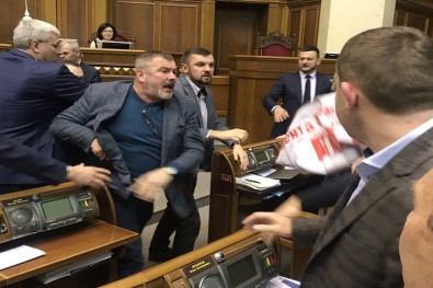 Parlamentoda yumruklar konuştu