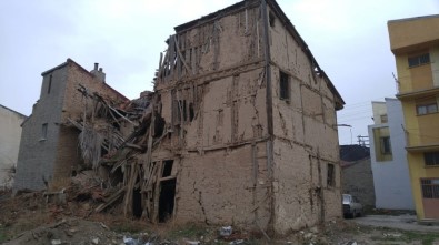 Yıkılmak Üzere Olan Tarihi Binalar Tehlike Saçıyor
