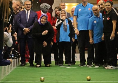 Bakan Zehra Zümrüt Selçuk Yaşlılarla Birlikte Bocce Oynadı