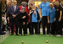 MÜNIR KARALOĞLU - Bakan Zehra Zümrüt Selçuk Yaşlılarla Birlikte Bocce Oynadı