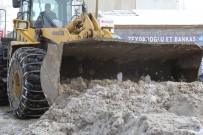 KAR TEMİZLEME - Başkale'de Kar Temizleme Çalışması