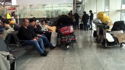 Bilet Alamayan Kolombiyalı Dansçılar Havalimanında Bekliyor