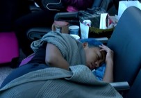 DANS GÖSTERİSİ - Kolombiyalı Dansçılar Havalimanında Mahsur Kaldı