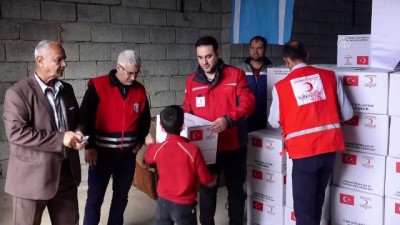 Türk Kızılayı'ndan Telaferli İç Göçmenlere Kışlık Giysi Yardımı