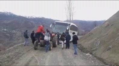 Çamura Saplanan Yolcu Otobüsünü Traktörle Kurtardılar
