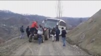 YOLCU OTOBÜSÜ - Çamura Saplanan Yolcu Otobüsünü Traktörle Kurtardılar