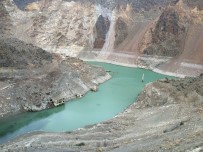 Deriner Barajı'nda Su Seviyesi Düştü, Bir Köy Ve Cami Minaresi Ortaya Çıktı