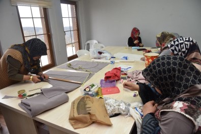 Köy Kadınları Kurslar İle Becerilerini Geliştiriyor