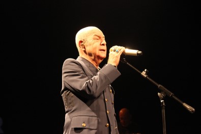 Mazhar Alanson'dan papağan çıkışı