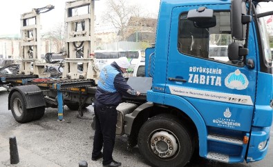(Özel) İstanbul Trafiğine Yolda Kalan Araçların Yardımına Zabıta Koşuyor