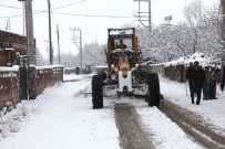 KAR TEMİZLEME - Ahlat Belediyesinden Yol Açma Çalışması