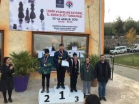 SATRANÇ FEDERASYONU - Aliağa'nın Altın Çocuğu Atakan Biçer, Birincilik Koltuğunu Bırakmıyor