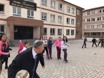 Kaymakam Duru Öğrencilerle Yakar Top Oynadı