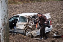 ALI AKBAŞ - Kontrolden Çıkan Otomobil Takla Atarak Tarlaya Uçtu Açıklaması 2 Yaralı