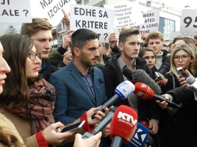 Kosovalı Öğrenciler AB'yi Protesto Etti